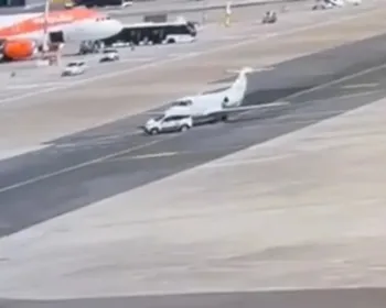 Itália: carro colide com jatinho particular em aeroporto; veja vídeo