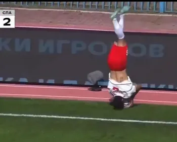 Jogador dá cambalhota em cobrança de lateral e lance termina em gol