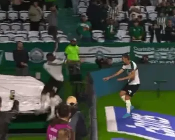 Jogador do Coritiba cai no buraco em comemoração, mas gol é anulado