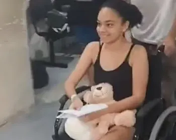 Jovem atacada por tubarão recebe alta após 40 dias internada