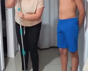 Mãe ensina filho a "farmar aura" em casa e vídeo viraliza; confira o tutorial
