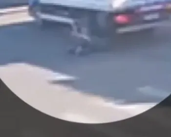 Menino escapa por um triz de ser esmagado por caminhão enquanto atravessava rua