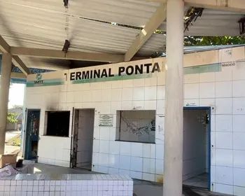 Moradores denunciam abandono e risco no antigo terminal de ônibus do Pontal da Barra