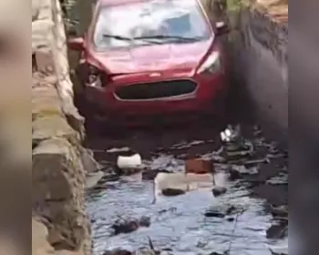 Motorista perde controle da direção e cai em córrego ao fugir de tentativa de assalto