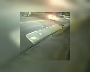 Motorista perde controle do carro, capota e segue viagem normalmente
