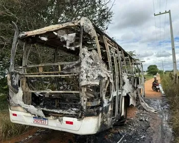 Motorista pula da janela para escapar de ônibus escolar em chamas em Craíbas