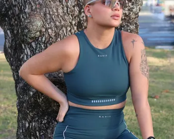 Mulher com câncer de mama vende roupas de academia na Rua Fechada para ajudar no tratamento