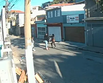 Mulher é agredida com saco de fezes e socos enquanto passeava com cão