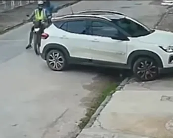 Mulher escapa de roubo e atropela assaltante no Recife. Veja vídeo