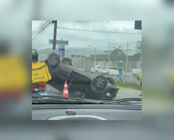 Mulher fica ferida após capotamento de veículo no bairro do Benedito Bentes
