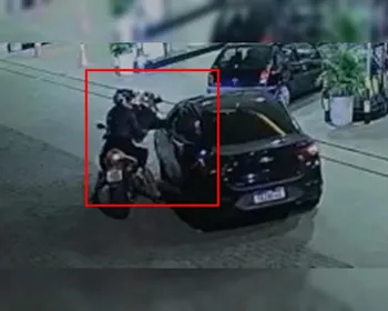 Mulher leva tapa de motociclista após confusão de trânsito