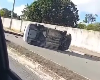 Mulher perde controle do carro, bate em poste e capota veículo no Eixo Quartel