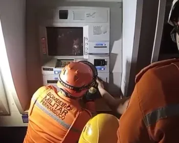 Mulher prende dedo em caixa eletrônico e é socorrida pelos bombeiros