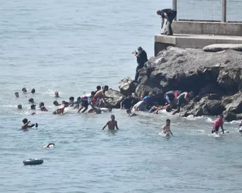 Multidão de imigrantes de Marrocos chega em cidade da Espanha a nado