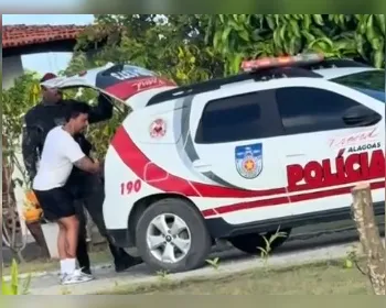 Novas imagens mostram Carlinhos Maia produzindo conteúdo com viatura oficial da PM/AL