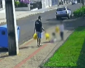 Pai é flagrado chutando filha de 3 anos em via pública; vídeo causa revolta