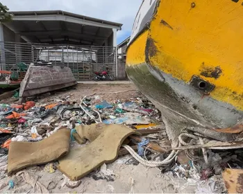 Pescadores de Jaraguá pedem ajuda para reconstruir barcos destruídos por tempestade