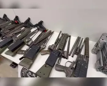PF prende motorista com 16 fuzis e pistolas escondidos em furgão