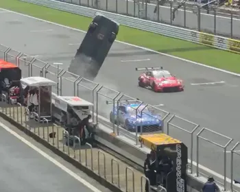 Piloto brasileiro tem carro arremessado no ar em acidente no SuperGT
