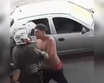 PM empurra mulher com bebê no colo, leva tapa e reage com soco no rosto
