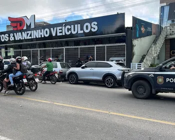 PC faz operação em estabelecimento ligado à família de suspeito de estupro em Arapiraca
