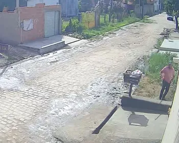 Polícia identifica homem flagrado agredindo cachorro a pauladas em Arapiraca
