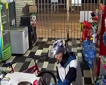 Polícia tenta identificar suspeito de assaltar estabelecimento em plena luz do dia em Arapiraca