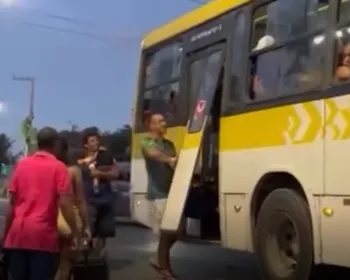 Porta arrancada e invasão pela janela: ônibus é danificado durante confusão em ponto