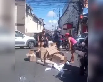 Sem água há 15 dias, moradores do Jacintinho fecham avenida para cobrar fornecimento
