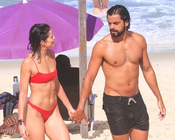 Sextou na praia: Agatha Moreira curte o dia de sol de biquíni vermelho ao lado de Rodrigo Simas