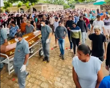 Sob forte comoção, familiares e amigos se despedem de servidora atropelada por caminhão em Alagoas