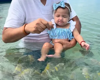Tom Cavalcante leva a netinha às piscinas naturais da Pajuçara. Veja vídeo