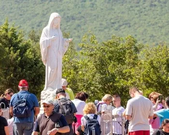 Vândalos profanam estátuas de Nossa Senhora dias antes de festival