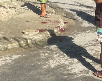 Vídeo: após furto, suspeitos batem carro em muro e fogem por mata no Benedito Bentes