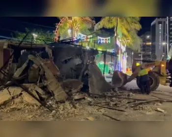 Vídeo: barraca atingida por incêndio é demolida na orla da Pajuçara