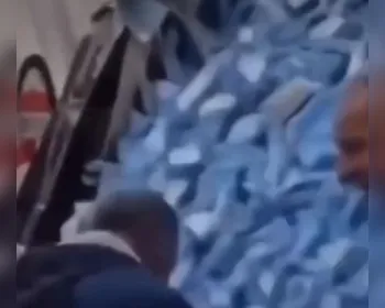 Vídeo: caminhão carregado de tadalafila tomba e carga é saqueada por populares