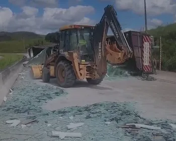 Vídeo: carreta carregada de vidro tomba na BR-104 em Novo Lino e interdita via