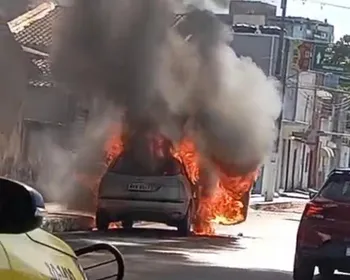 Vídeo: carro fica destruído após incêndio em Arapiraca