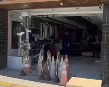 Vídeo: carro invade loja e destrói parte da estrutura na Mangabeiras