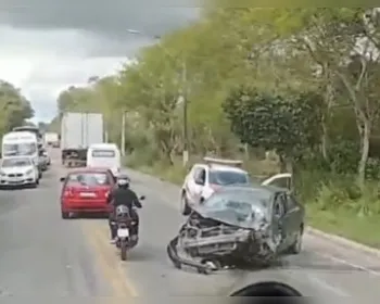 Vídeo: colisão entre carros deixa três feridos na BR-316