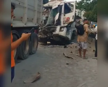 Caminhão perde os freios, atinge veículos e deixa quatro feridos na Cambona