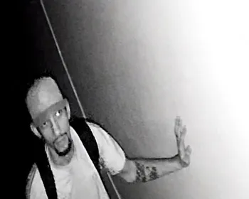 Vídeo: homem invade igreja evangélica e furta equipamentos no Farol