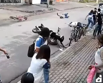 VÍDEO: Idoso é atropelado por motocicleta após desviar de estudantes em Rio Largo