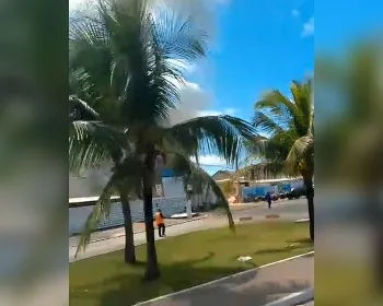 VÍDEO: Máquina pega fogo após explosão durante abastecimento em obra no Jaraguá