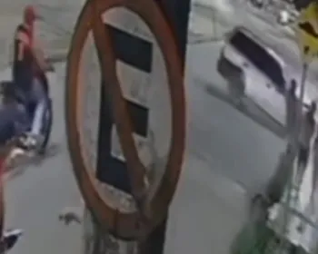 Vídeo mostra carro atravessando pista e quase atropelando pedestres antes de bater em mercadinho na região metropolitana de Maceió