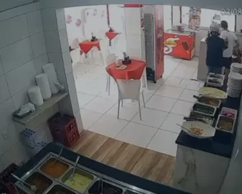 Vídeo mostra homem invadindo restaurante e roubando dinheiro do caixa na Jatiúca