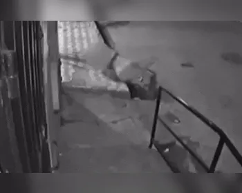 Vídeo mostra jovem baleada caída no chão após atentado a tiros no Vergel