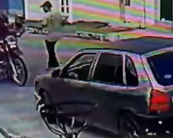 Vídeo mostra momento em que casal é rendido por criminosos armados e tem moto roubada