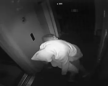 Vídeo mostra sargento carregando esposa inconsciente até o carro