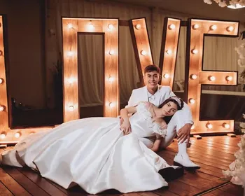 Vídeo: noiva viraliza ao se ajoelhar e prometer ser submissa ao marido